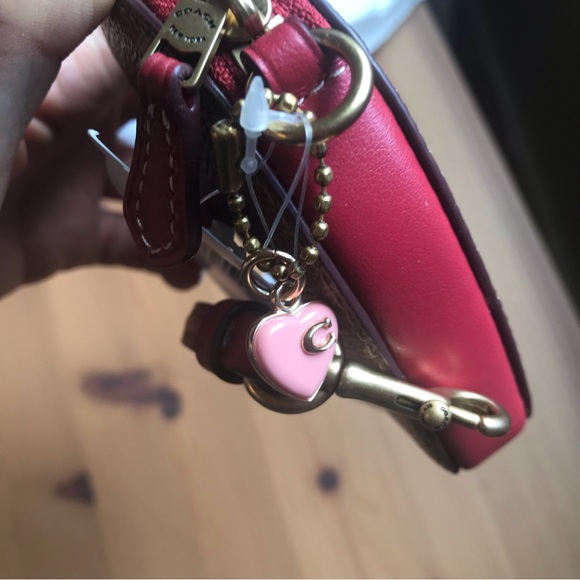 ❤️ Coach Heart Wristlet In Signature Canvas With Heart Print - Picture 11 of 12